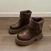 Botas Martin marrons estilo britânico com sola grossa para aumentar a altura, novo modelo outono e inverno 2026, botas curtas da moda dobráveis para uso em duas direções, de cano médio