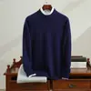 Suéter masculino simples de cashmere com gola redonda, gola alta discreta, corte solto e disponível em tamanhos grandes.