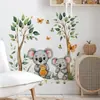 Hs4502Q Pegatina de Pared Koala Compañero Sanador de Eucalipto Acuarela Koala Lindo Sosteniendo Tarro de Miel Mariposa Pegatina Decorativa