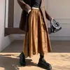 Saia de outono e inverno de comprimento médio com efeito Maillard, em camurça sintética, com design floral vazado e queimado, cintura alta, modeladora e de comprimento médio