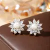 Pendientes de Pétalo de Cobre con Circonita y Perla Estilo Europeo y Americano Pendientes de Lujo Ligero Chapados en Oro Joyería Popular Transfronteriza Venta al por Mayor Personalizada