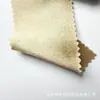 Tejido de satén elástico, grueso y brillante con una caída suave, que presenta un efecto reluciente de seda artificial, adecuado para disfraces de baile y ropa formal.