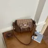 Mochila elegante retro y de nicho para mujer, nueva mochila pequeña estilo universitario 2026 para el trabajo y los desplazamientos, de hombro y cruzada