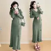 Nueva moda de otoño e invierno para mujeres embarazadas: un vestido elegante de corte holgado con adornos florales tridimensionales, en un estilo coreano dulce, favorecedor y que te hace lucir más delgada