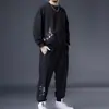 Conjunto casual de otoño: una sudadera elegante de manga larga con cuello redondo y estampado combinada con pantalones jogger de cintura alta con cordón