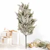 Galhos de Natal verde cedro fosco, agulhas de pinheiro, galhos florais, acessórios, decorações de feriado, arranjos de flores em vasos feitos à mão