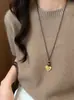 Collar con colgante de letra corazón de cerámica y metal en cordón de cuero, cadena para suéter de nicho de alta gama, accesorio moderno y versátil