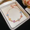 Pulseira pingente geométrico de flor de zircônia cúbica estilo europeu e americano, elegante e versátil, uma peça de joalheria delicada e luxuosa com um toque de alta qualidade, um acessório único e estiloso para mulheres