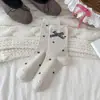 Meias de cano médio para mulheres, estilo doce e preppy, para outono e inverno, com elaborados acessórios de laço e estampas de bolinhas, meias longas de algodão com barra franzida