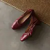 Sapatos de moda de nicho simples e elegantes de 4 cm, novo modelo outono 2026, bico redondo, salto grosso, sapatos de couro slip-on baixos