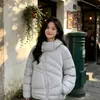 2026 Inverno Novo Estilo Gola Assimétrica Solto Acolchoado Plus Size Com Capuz Algodão Casaco Moda Feminina Estilo Casal Roupa de Outono Quente