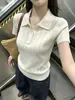 En Verano, la Fresca y Elegante Camiseta de Punto de Seda Helada con Cuello Polo de Manga Corta para Mujer es un Top Chic y Único de Estilo Coreano