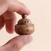 Urso fofo de nariz preto feito de madeira de pêssego, acessório de escultura em madeira DIY, chaveiro artesanal, pingente de bolsa e acessório decorativo