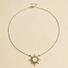 [Ciudad de Rizhao] Collar retro francés de rayos de sol con pedrería microincrustada y cadena para clavícula con tótem de sol romano para mujer