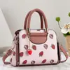 Suave y Linda Clásica Adorable Estampado Exquisito Colgante de Fresa Multicolor Suave Ligera Bolsa Cuadrada Pequeña para Citas y Viajes