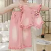 Traje de Primavera y Otoño para Niña 2025 Moda Bebé Chaleco de Mezclilla Jeans Camiseta de Malla Base Conjunto Popular de Tres Piezas