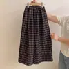 Novo look de outono para meninas: suéter de tricô estiloso com capuz, jaqueta forrada de fleece e calça xadrez - um conjunto de três peças moderno para meninas mais velhas