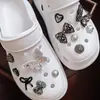 Accesorios para Zapatos Tipo Clog de Estilo Nuevo con un Toque de Alta Gama, Dijes Brillantes de Mariposa con Pedrería Estilo Ins, Hebilla Decorativa para Zapatos de Mariposa Negra y Blanca Oscura para DIY