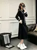 Vestido de otoño e invierno estilo Chanel para mujer, nuevo modelo 2026, entallado en la cintura, adelgazante, elegante, rejuvenecedor, vestido negro extremadamente hermoso