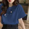 Roupas de Verão 2026 Novas Plus Size para Mulheres, Caimento Solto, Emagrecedor, Tops que Cobrem a Barriga, Moda Feminina Tamanho Grande, Camiseta de Manga Curta 100kg Comércio Exterior Tendência