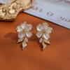 Brincos de flor de camélia de alta qualidade, cobre banhado a ouro, temperamento moderno, design de nicho, brincos delicados, elegantes e requintados