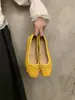 Sapatilhas Aumentadoras de Altura Femininas 2025 Novo Estilo Francês Sapatos Mary Jane de Salto Baixo Camurça Vermelho Solado Macio Sapatos de Vovó