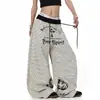 Suministrado directamente por el fabricante, pantalón de chándal con estampado de letras estilo American Gothic, rayas de color contrastante y diseño de cimitarra, pantalones plisados holgados de pierna ancha unisex