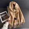 2025 Nuevo Otoño e Invierno Estilo Coreano Cuadros Bufanda Cálida Chal para Mujer Versátil Ropa de Trabajo Borla Arena Fina Bufanda de Imitación Cachemir