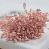 Grampo de cabelo floral feito à mão com estames de flor foscos de 2 mm. Materiais: flores artificiais, flores de cipó de papel, flores de seda, cores de flor de cabeça de fósforo.