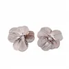 Pétalos Plateados con un Brillo Fluido~Aretes de Clip de Flor de Perla Metálica Cepillada, Pendientes de Lujo Ligero de Gama Alta, Joyería Transfronteriza Europea y Americana al por Mayor