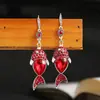 2026 Tus Aretes Dixi de la Buena Suerte con Forma de Carpa Incrustados con Diamantes Aretes Personalizados de Estilo Étnico Joyería Daisy de Yiwu