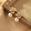Pendientes elegantes y lujosos de circonita y perla, estilo commuter de lujo ligero, pendientes de botón de flor con goteo de aceite, pendientes exquisitos de moda y versátiles