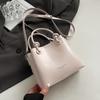 Bolsa balde portátil versátil de personalidade simples da nova moda deste ano, bolsa mensageiro high-end para lazer e deslocamento diário feminino