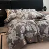 Conjunto de quatro peças em puro algodão e linho, com estampa floral vintage e detalhes de botões; um conjunto de três peças incluindo um lençol de algodão e uma fronha de edredom, todos feitos com materiais de cama de qualidade Classe A