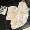 Pijama a cuadros amarillo y blanco con encaje azul para mujer, hecho de algodón nube, corte holgado, talla grande, con botones rojos, cuello de solapa, mangas largas y pantalones largos, conjunto de ropa para el hogar