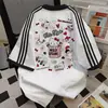 Camiseta de Algodão 100% Puro com Gatinho Fofo e Listras Três Cores, Gola Redonda, Manga Curta, para Homens e Mulheres, Verão, Solta e Versátil, Tops para Casal, Estilo Ins
