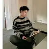Suéter casual de punto liso para hombres jóvenes, con rayas blancas y negras, hecho de mohair, con un diseño engrosado de cuello redondo y un acabado lavado moderno, mangas largas, adecuado para el invierno