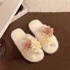 Nuevas pantuflas de algodón para mujer, cálidas con tiras cruzadas, versátiles y dulces, adecuadas para niñas jóvenes, otoño e invierno, con diseño floral, cómodas para uso en interiores
