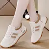Sapatos Esportivos Casuais de Couro Macio em Liquidação para Mulheres 2026 Novos Populares Antiderrapantes Respiráveis de Malha Leves Versáteis Sapatos de Viagem para Mulheres