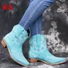Nuevos zapatos de mujer de otoño e invierno 2026 en stock, botas de cuero para mujer bordadas de punta y talla grande para Wish, Amazon y tiendas independientes