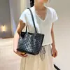 Bolsa feminina trançada em couro macio estilo coreano, novidade 2026, design de cesta vazada, moderna para férias, pode ser carregada na mão, no ombro ou sob o braço
