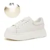 Piel de Vaca de Primera Capa Suela de Espuma Zapatos Blancos Nuevo Estilo Otoño/Invierno 2026 Zapatos Cómodos que No Cansan Zapatos de Mujer Versátiles Zapatos que Aumentan la Altura