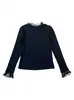 Exquisita e suave, esta camiseta de malha leve, macia e delicada, com gola redonda e mangas compridas, apresenta um delicado acabamento franzido e é perfeita como camada base. H090808