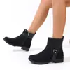 2026 Novas Botas de Cano Curto Versáteis Femininas Verão Bico Redondo Salto Baixo Bloco Simples Para o Dia a Dia Fivela de Rebite Botas Femininas Atacado