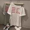 Linda Camiseta de Ombro a Ombro Estilo Americano para Mulheres Verão Estampa de Letras Branca Ombro a Ombro Manga Curta Solta Casual Versátil Top Tendência