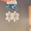 Pendientes Blancos de Flor Tridimensional Estilo Vacaciones en la Playa para Mujer 2026 Nuevo Estilo Pendientes Atmosféricos Accesorios de Moda de Gama Alta