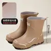 Botas de chuva femininas estilosas, resistentes ao desgaste, antiderrapantes, de cano médio, novas botas de chuva impermeáveis para uso externo, com fleece adicionado, sapatos de água para adultos, sapatos de borracha para trabalho