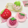 Mini carteira de pelúcia de morango colorida, uma bolsa de armazenamento fofa e adorável, chaveiro e um presente para meninas