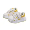 Zapatillas deportivas de suela blanda para niños y niñas para primavera y otoño, zapatillas blancas con cierre de velcro y superficie de malla transpirable para niños pequeños