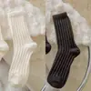 Meias de outono e inverno para mulheres, forradas com fleece e espessadas para aquecimento, comprimento até a panturrilha, simples e fofas, adequadas para dormir, uso interno e pós-parto